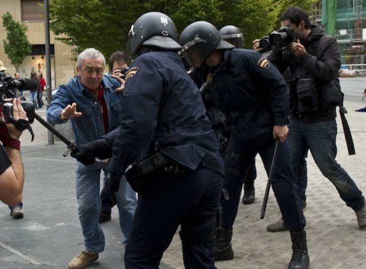 El diputado de Amaiur Sabino Cuadra tiene las suelas gastadas de patearse Iruñea en días de huelga. Ayer fue agredido por la Policía española. (Jagoba MANTEROLA/ARGAZKI PRESS)