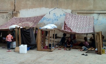 Refugiados sirios en la localidad de Atme, en la frontera con Turquía. (Michel MOUTOT/AFP) 
