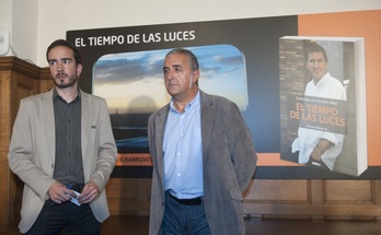 Iñaki Soto y Fermin Munarriz, durante la presentación del libro. (Jon URBE/ARGAZKI PRESS)