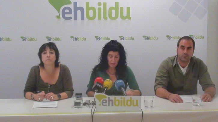 EH Bildu koalizioko kideen agerraldia, erdian Maitane Intxaurraga. EH BILDU