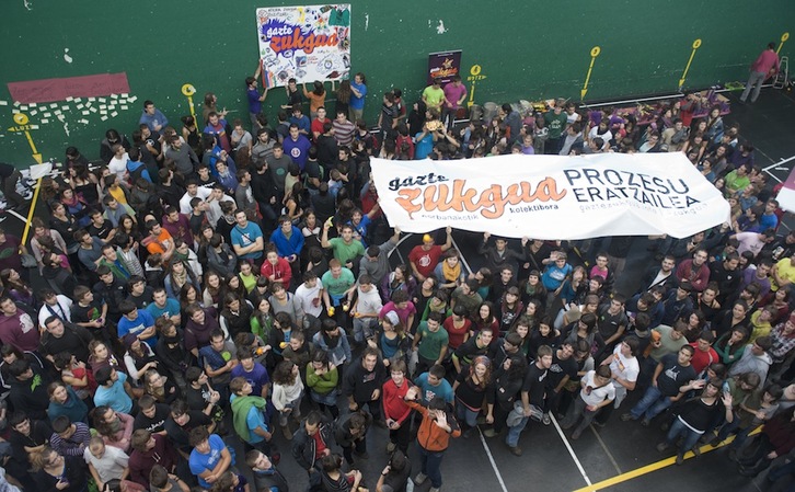 Ehunka gaztek parte hartu dute gaurko ekitaldian. (Jon URBE/ARGAZKI PRESS)