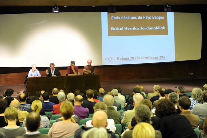 Imagen de la sala durante las Jornadas de Euskal Herria organizadas por la plataforma Batera. (Gaizka IROZ/ARGAZKI PRESS)