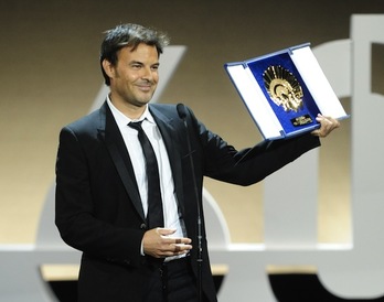‘Dans la maison’ filmaren zuzendaria den François Ozon Urrezko Maskorra eskuan duela. (Rafa RIVAS/AFP)