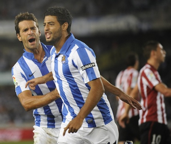Vela, juntoa Xabi Prieto, celebrando el segundo gol realista. (Jon URBE/ARGAZKI PRESS) 
