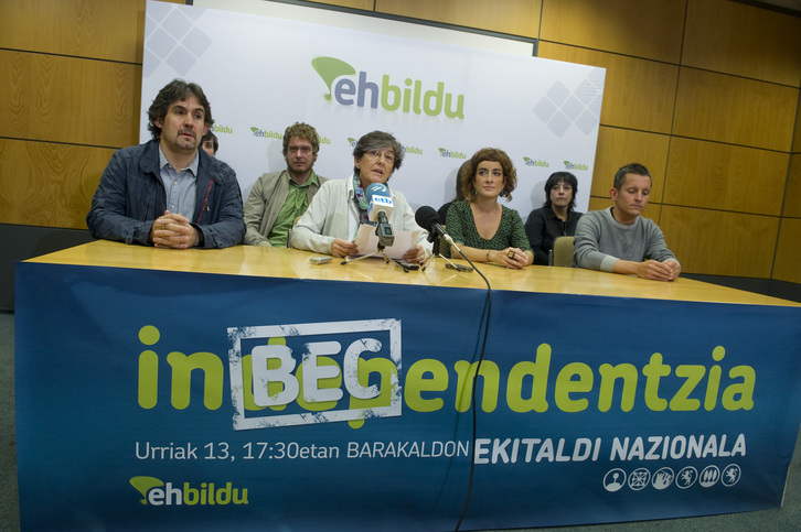 Representantes de EH Bildu han presentado el acto esta mañana en la sede de EA de Bilbo. (Monika DEL VALLE / ARGAZKI PRESS)