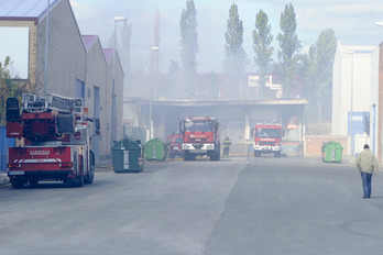 Los bomberos han tenido que sofocar el incendio en Landaben. (Iñigo URIZ / ARGAZKI  PRESS)