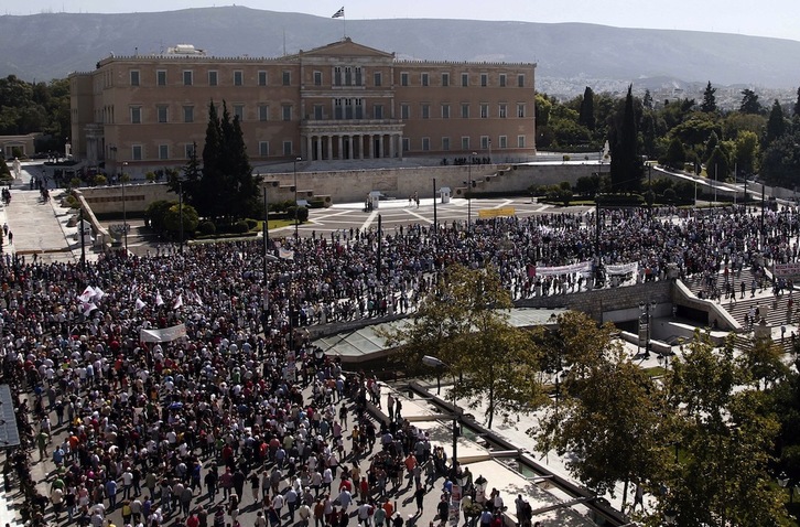 Miles de personas rodearon el Parlamento griego durante la huelga general del pasado 26 de setiembre. AFP PHOTO / STR 