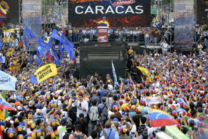 Un momento del mitin de Henrique Capriles. (Leo RAMÍREZ/AFP)
