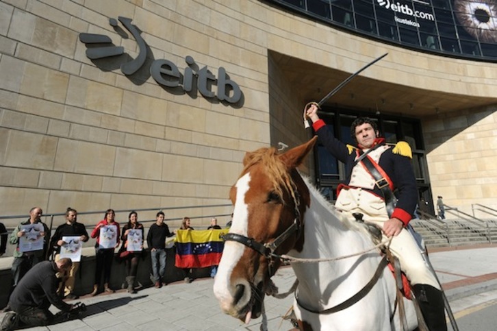 Protesta de Askapena y Komite Internazionalistak ante la sede de EITB en Bilbo. (Jon HERNAEZ/ARGAZKI PRESS)
