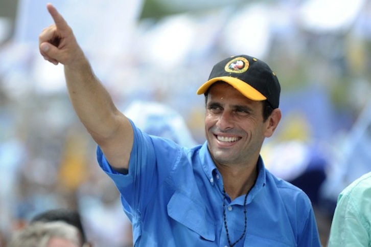 El candidato de la oposición, Henrique Capriles, en un acto de campaña en Puerto Ayacucho. (Leo RAMIREZ/AFP PHOTO)
