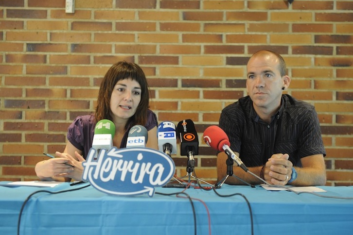 Amaia Esnal eta Jon Garai Herrira mugimenduko bozeramaileak prentsaurean. (Jon URBE/ARGAZKI PRESS)