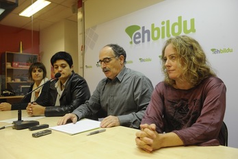 El candidato de EH Bildu por Gipuzkoa, Xabie Isasi, junto con otros miembros de la candidatura, como Marian Beitialarrangoitia, Ainhoa Beola y Lur Etxeberria durante la comparecencia de prensa. (Jon URBE/ARGAZKI PRESS) 