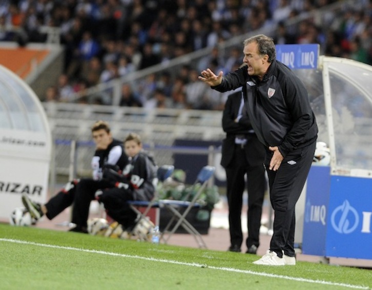 Marcelo Bielsa da instrucciones durante el partido del pasado sábado ante la Real. (Monika DEL VALLE/ARGAZKI PRESS)