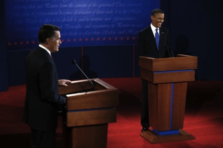 El candidato a la presidencia estadounidense, Mitt Romney, junto al presidente del país, Barack Obama, durante del debate televisado. (Rick WILKING/AFP)