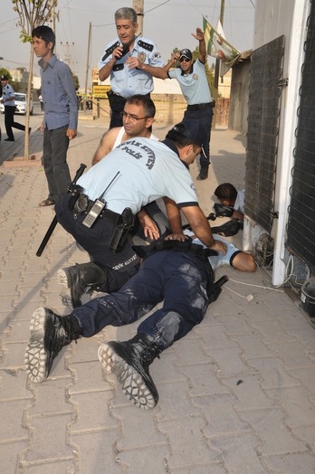 Imagen recogida después del ataque sirio contra una zona residencial de Turquía. (Rauf MALTAS/AFP) 