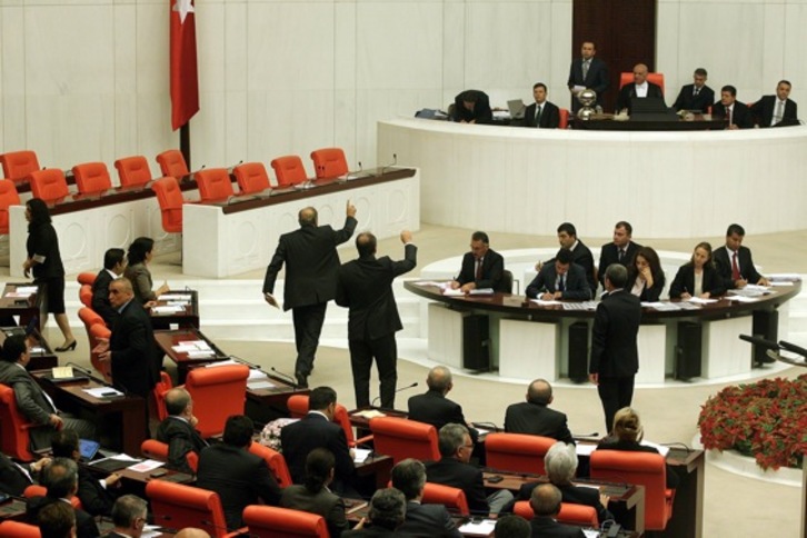 Sesión del Parlamento turco en el que se ha aprobado la intervención militar. (Adem ALTAN/AFP) 