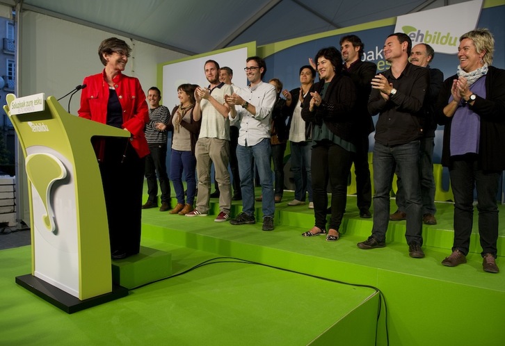 Laura Mintegi y los demás candidatos de EH Bildu durante el acto de Gasteiz. Raul BOGAJO / ARGAZKI PRESS