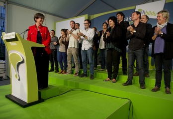 Laura Mintegi y los demás candidatos de EH Bildu durante el acto de Gasteiz. Raul BOGAJO / ARGAZKI PRESS