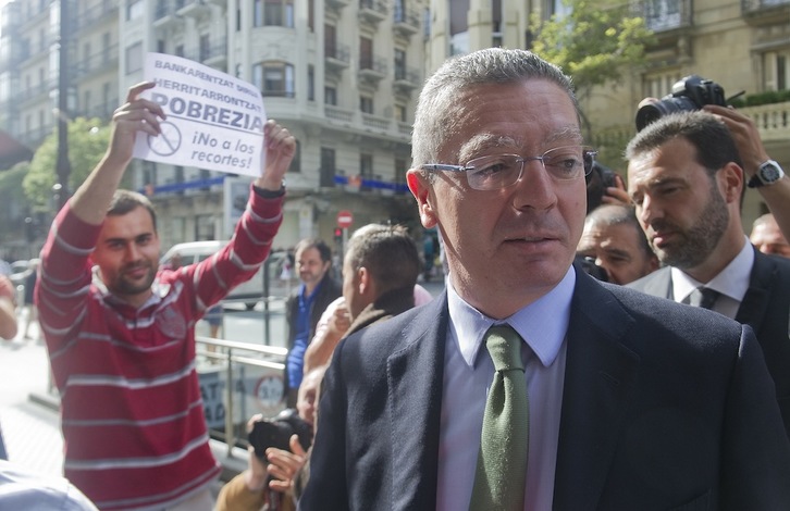 Protesta contra los recortes durante la visita de hoy Ruiz Gallardón a Donostia. Andoni CANELLADA / ARGAZKI PRESS