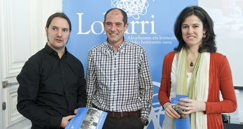 Miembros de Lokarri (Paul Ríos en el centro) durante la presentación de la campaña que ha impulsado con motivo de las elecciones. Jon URBE / ARGAZKI PRESS
