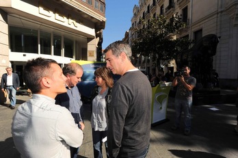 Dani Maeztu, Maribi Ugarteburu y Oskar Matute hoy en la sede de Kutxabank. ARGAZKI PRESS