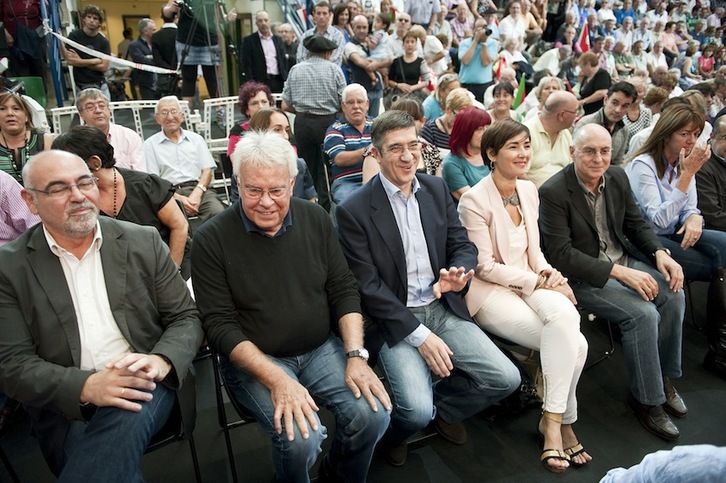 Felipe Gonzalez, con compañeros del PSOE en un acto en Euskal Herria.
