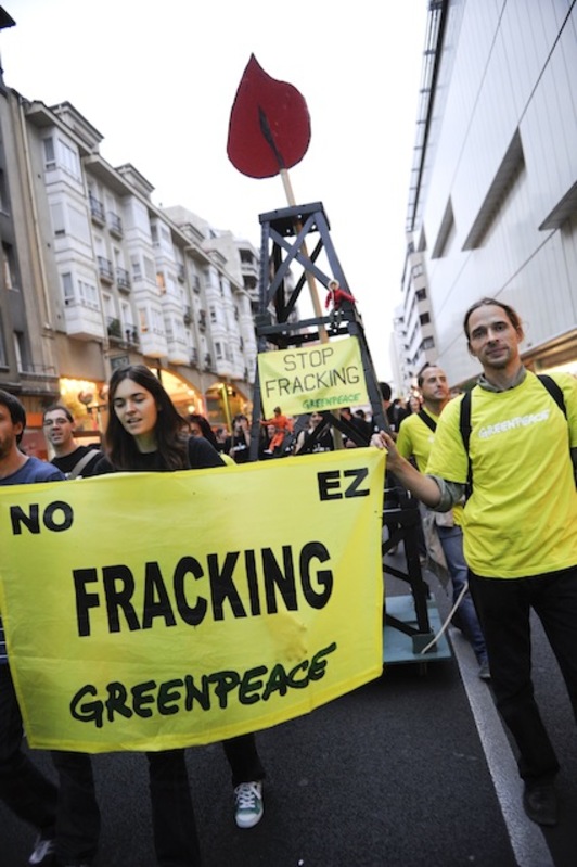 ‘Fracking’aren aurkako manifestazioa Gasteizen. (Raul BOGAJO/ARGAZKI PRESS)