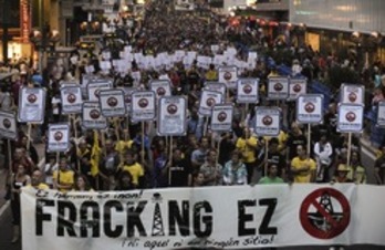 ‘Fracking’aren aurkako manifestazioa Gasteizen. (Raul BOGAJO/ARGAZKI PRESS)