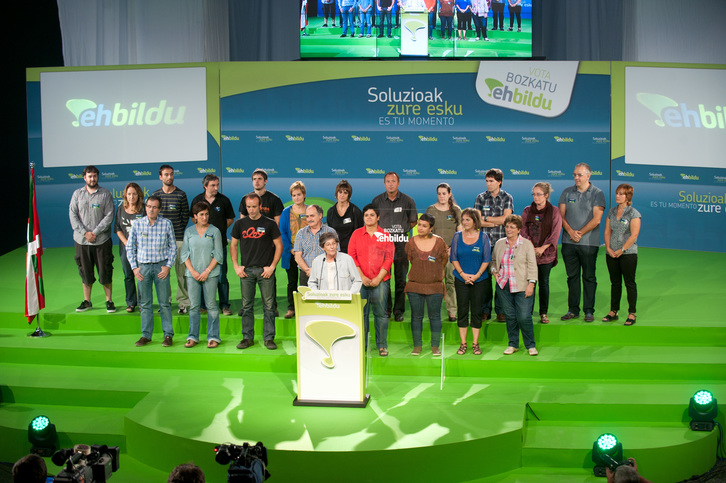 Los candidatos de EH Bildu en el acto realizado en el Atano. (Jon URBE / ARGAZKI PRESS)