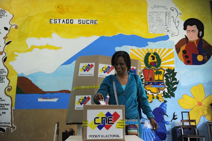 Una mujer ejerce su derecho a voto en Caracas. (Rodrigo ARANGUA / AFP)