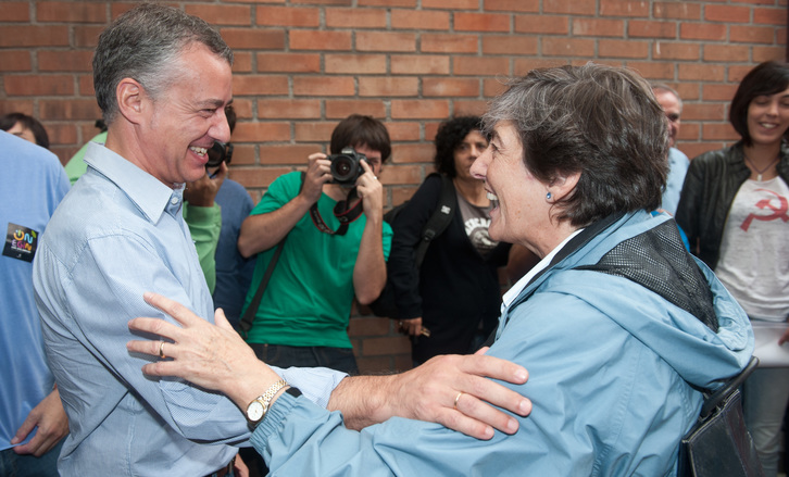 Urkullu y Mintegi se saludan en la fiesta de Kilometroak. (Jon URBE / ARGAZKI PRESS)