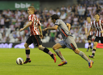 Muniain baloiarekin Osasunaren kontrako partidan. (Luis JAUREGIALTZO / ARGAZKI PRESS)