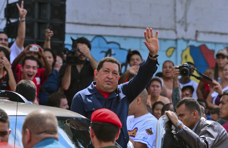 Hugo Chávez ha acudido a votar rodeado de gente. (Luis ACOSTA / AFP)