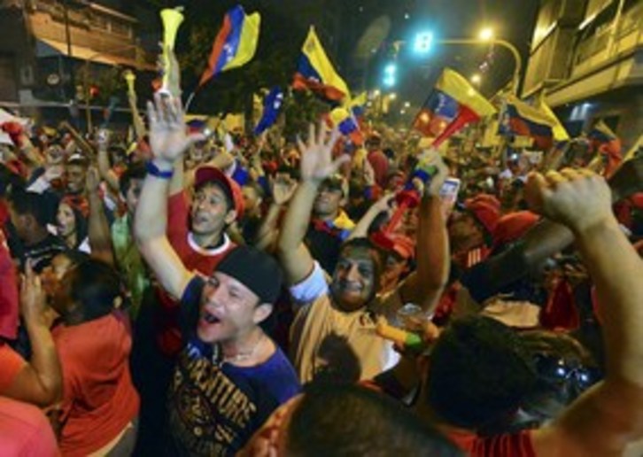 Los seguidores de Chávez se han echado a la calle en masa para celebrar la reelección. (Luis ACOSTA/AFP PHOTO)