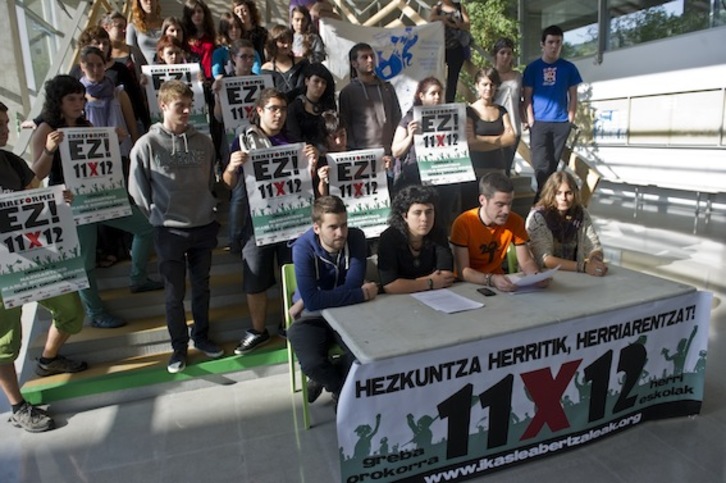 Rueda de prensa de Ikasle Abertzaleak para presentar la huelga del 11 de octubre. (Lander Fdz. ARROIABE/ARGAZKI PRESS)