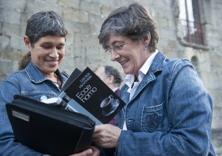 Laura Mintegi bere ‘Ecce Homo’ liburua sinatzen gaur Hondarribian. Jon URBE / ARGAZKI PRESS