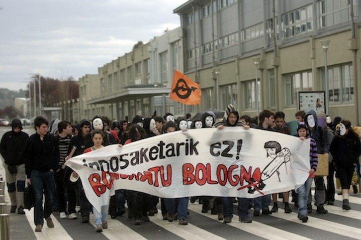 Manifestación contra el Plan Boloña en el campus de Leioa. (Luis JAUREGIALTZO)
