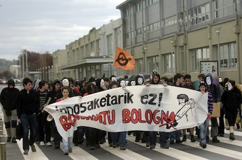 Manifestación de Ikasle Abertzaleak contra el Plan Boloña en el campus de Leioa. (Luis JAUREGIALTZO)