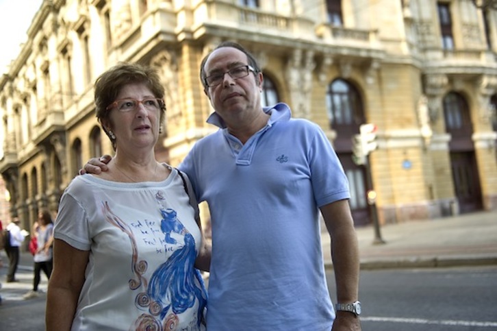 Manuel Cabacas y Josefina Liceranzu, padre y madre de Iñigo Cabacas, ayer, en Bilbo. (Marisol RAMIREZ/ARGAZKI PRESS)
