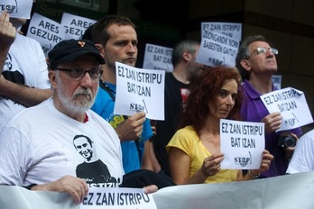 Bilboko Justizia Jauregiaren atarian Iñigo Gogoan herri ekimenak egindako elkarretaratzea. (Monika DEL VALLE/ARGAZKI PRESS)