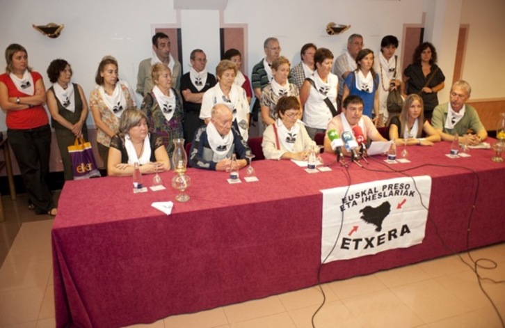 Enara Rodriguez dio ayer cuenta de la denuncia junto a miembros de Etxerat. (Juan Carlos RUIZ/ARGAZKI PRESS