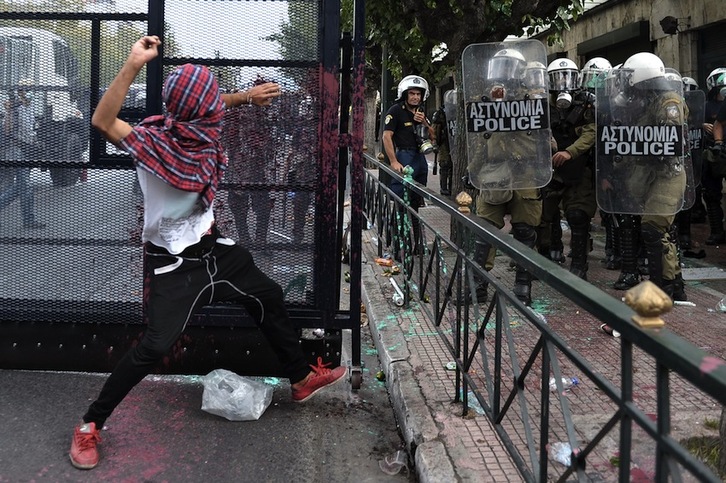La visita de Merkel a Grecia ha estado marcada por las fuertes protestas sociales. (Louisa GOULIAMAKI/AFP)