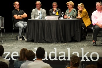 El líder del PNV y candidato a lehendakari, Iñigo Urkullu, junto con algunos de los rostros conocidos que le han acompañado en el acto. (Monika del VALLE/ARGAZKI PRESS)