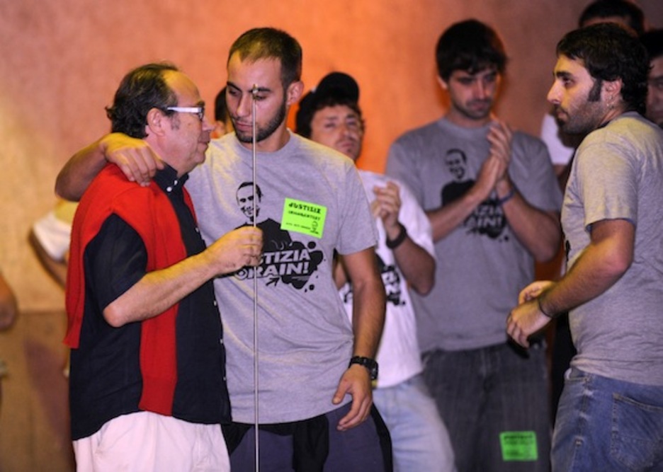 Un amigo de Iñigo Cabacas saluda durante el acto de Basauri a Manuel Cabacas, el padre del joven. ()