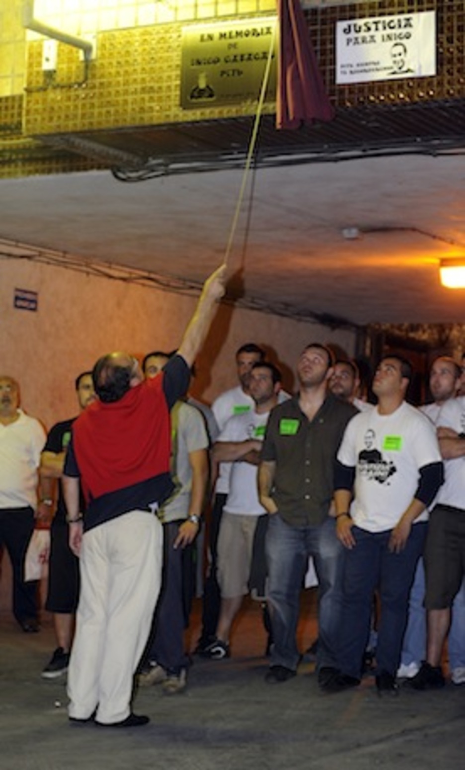 Manuel Cabacas descubre en Basauri una placa instalada en recuerdo de su hijo, Iñigo Cabacas. (Marisol RAMIREZ/ARGAZKI PRESS)