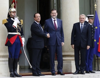 Rajoy eta Hollande, elkar agurtzen. (Patrick KOVARIK/AFP PHOTO)