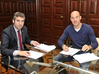 Gaizka Toquero firma la renovación ante el presidente del Athletic, Josu Urrutia. (ATHLETIC CLUB)