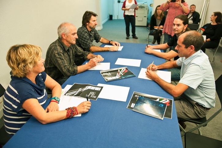 Lokarriko kideek eta EPPKren bitartekariek izan dute bileraren irudia. (Jon HERNAEZ/ARGAZKI PRESS)