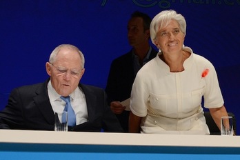 El ministro alemán de Finanzas, Wolfgang Schäuble, junto a la directora gerente del FMI, Christine Lagarde. (Toru YAMANAKA/AFP PHOTO)