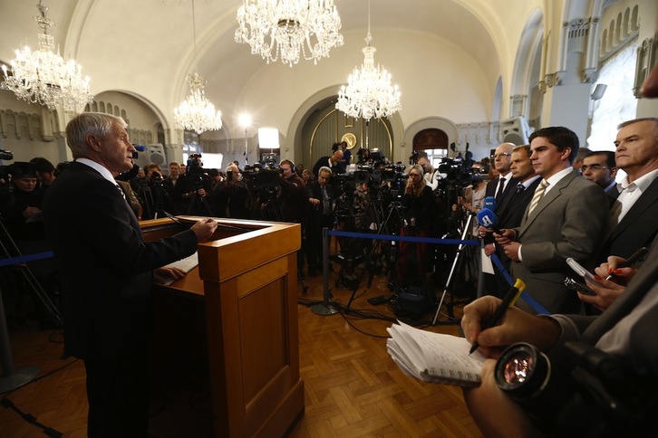Thorbjoern Jagland, Norvegiako Nobelaren Komiteko presidentea, sariaren berri ematen gaur Oslon. Heiko JUNGE / AFP PHOTO